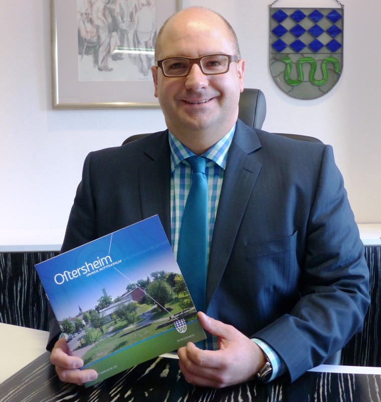 Bürgermeister Jens Geiß mit neuer Bürgerbroschüre Bürgermeister Jens Geiß mit neuer Bürgerbroschüre