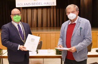 Bürgermeister Jens Geiß verpflichtet Karlheinz Urschel, der für Roland Seidel in den Gemeinderat nachrückt. Bürgermeister Jens Geiß verpflichtet Karlheinz Urschel, der für Roland Seidel in den Gemeinderat nachrückt.