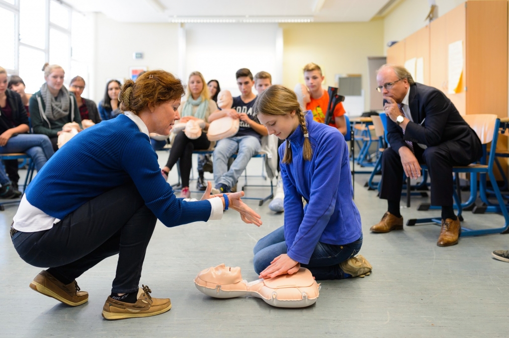 Ein Schulkind übt unter Anleitung die Herzdruck-Massage. Foto: Deutscher Rat für Wiederbelebung e.V. (GRC) Ein Schulkind übt unter Anleitung die Herzdruck-Massage. Foto: Deutscher Rat für Wiederbelebung e.V. (GRC)