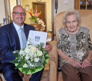 Bürgermeister Jens Geiß gratulierte Martha Schwarz zu ihrem 100. Geburtstag (Foto: Gemeinde) Bürgermeister Jens Geiß gratulierte Martha Schwarz zu ihrem 100. Geburtstag (Foto: Gemeinde)