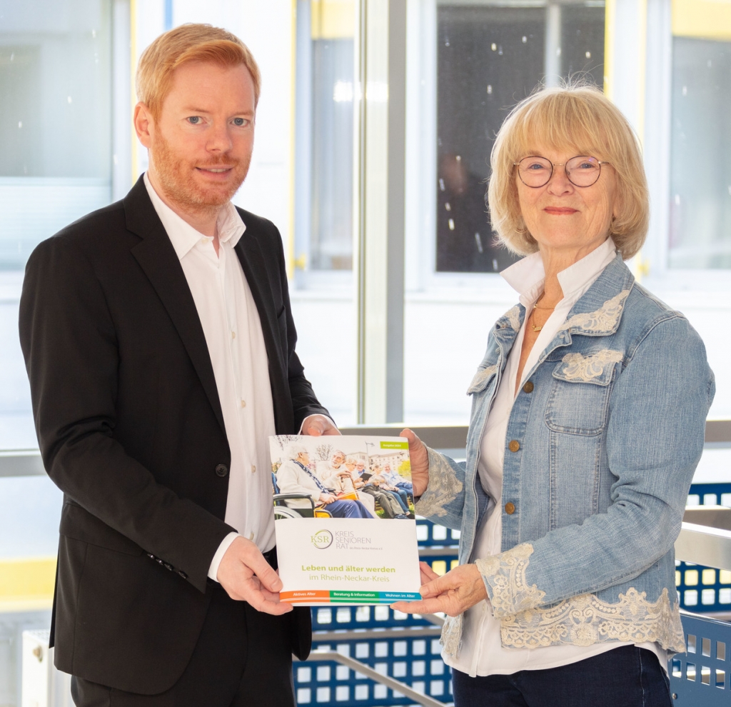 Die Vorsitzende des Kreisseniorenrats, Elisabeth Sauer, und der Sozialdezernent des Rhein-Neckar-Kreises, Fabian Scheffczyk, präsentierten den neu aufgelegten Seniorenwegweiser im Landratsamt. (Foto: Landratsamt Rhein-Neckar-Kreis) Die Vorsitzende des Kreisseniorenrats, Elisabeth Sauer, und der Sozialdezernent des Rhein-Neckar-Kreises, Fabian Scheffczyk, präsentierten den neu aufgelegten Seniorenwegweiser im Landratsamt. (Foto: Landratsamt Rhein-Neckar-Kreis)
