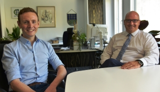 Pfarrer Dr. Simon Layer zu Besuch bei Bürgermeister Jens Geiß Pfarrer Dr. Simon Layer zu Besuch bei Bürgermeister Jens Geiß