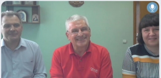 Mykola Harbuz (Abteilungsleiter für Finanzen, Wirtschaft und Soziales), Bürgermeister Valentyn Brygynets und Lyudmila Nabilska (Geschäftsstelle Gemeinderat) bei der Videokonferenz zur Besprechung der Projekte. Mykola Harbuz (Abteilungsleiter für Finanzen, Wirtschaft und Soziales), Bürgermeister Valentyn Brygynets und Lyudmila Nabilska (Geschäftsstelle Gemeinderat) bei der Videokonferenz zur Besprechung der Projekte.
