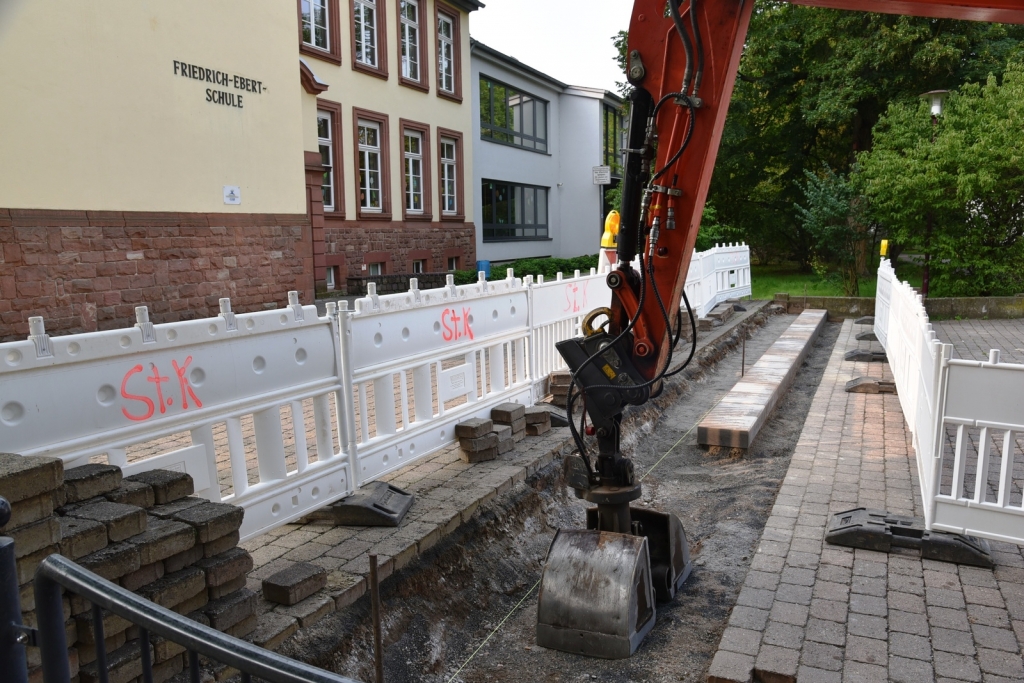 Die Treppe zum Schulgelände der Friedrich-Ebert-Schule wird erneuert. Die Treppe zum Schulgelände der Friedrich-Ebert-Schule wird erneuert.