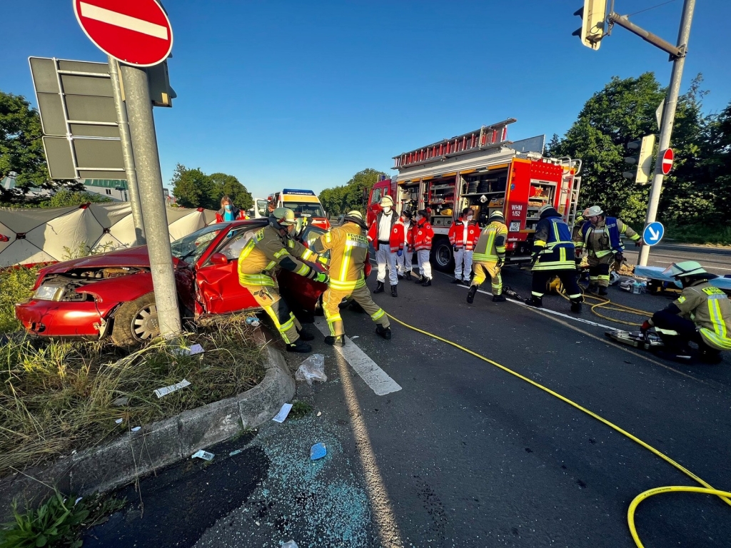 Feuerwehrleute leisten Hilfe an einem Auto, welches auf einen Ampelmast prallte. (Foto: Freiwillige Feuerwehr Weinheim) Feuerwehrleute leisten Hilfe an einem Auto, welches auf einen Ampelmast prallte. (Foto: Freiwillige Feuerwehr Weinheim)