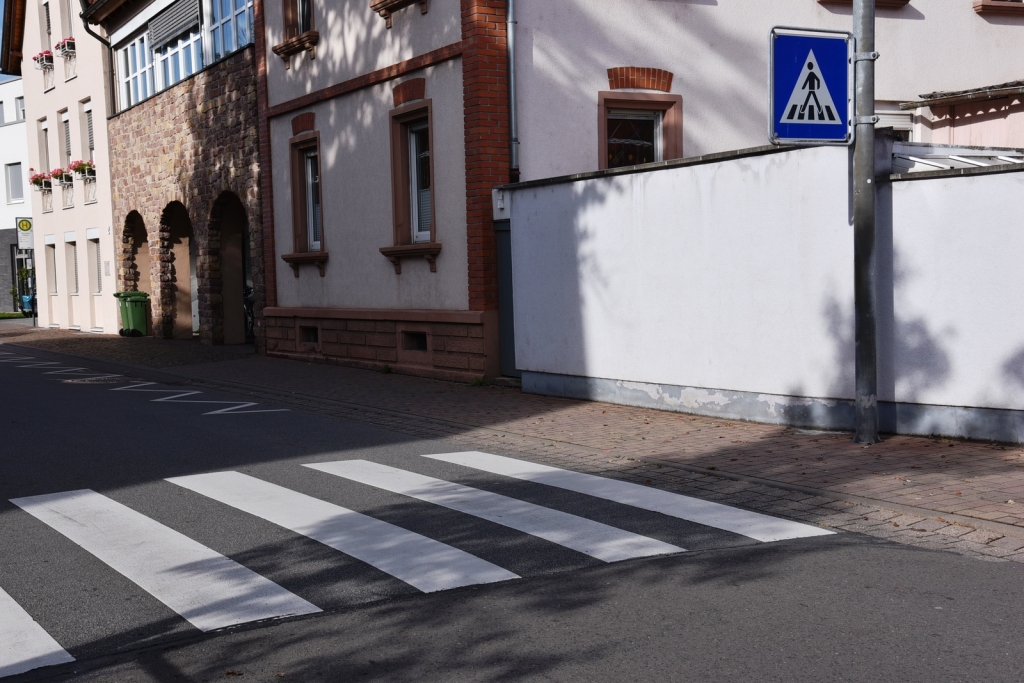 Der Zebrastreifen in der Eichendorffstraße an der Friedrich-Ebert-Schule wird stark frequentiert von Kindern. Der Zebrastreifen in der Eichendorffstraße an der Friedrich-Ebert-Schule wird stark frequentiert von Kindern.