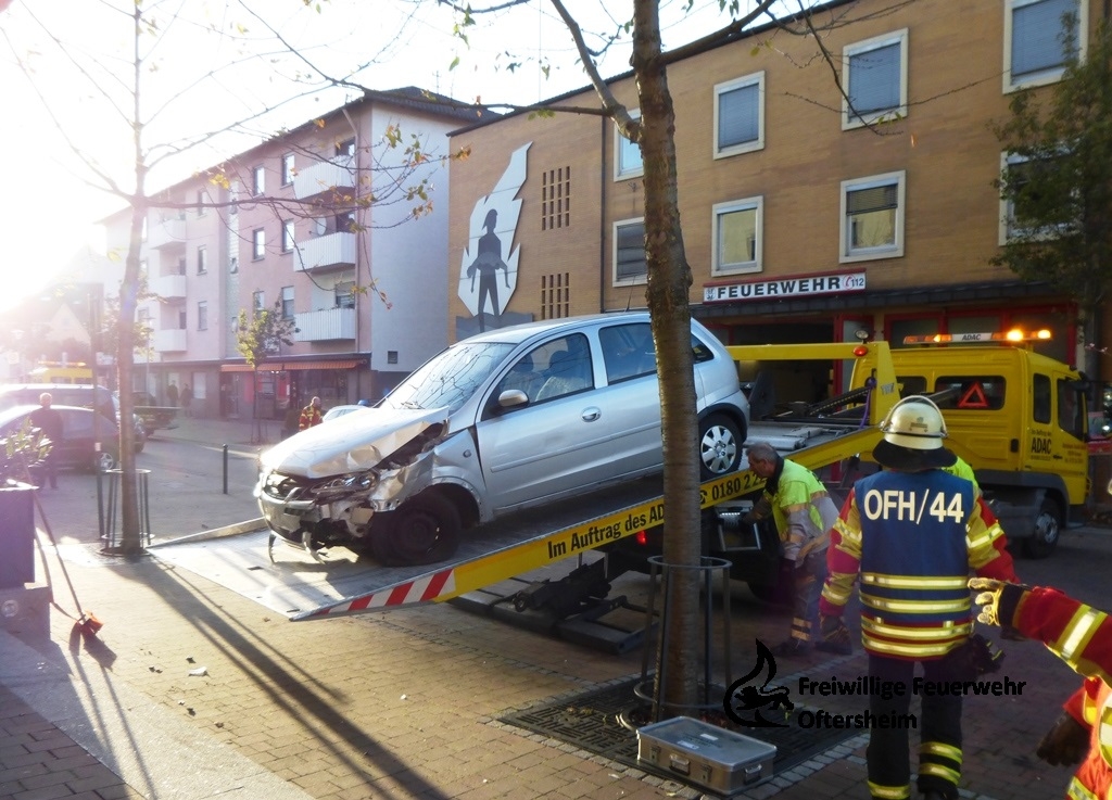 PKW in Ladenzeile 29.10.2017 FFO5.JPG
