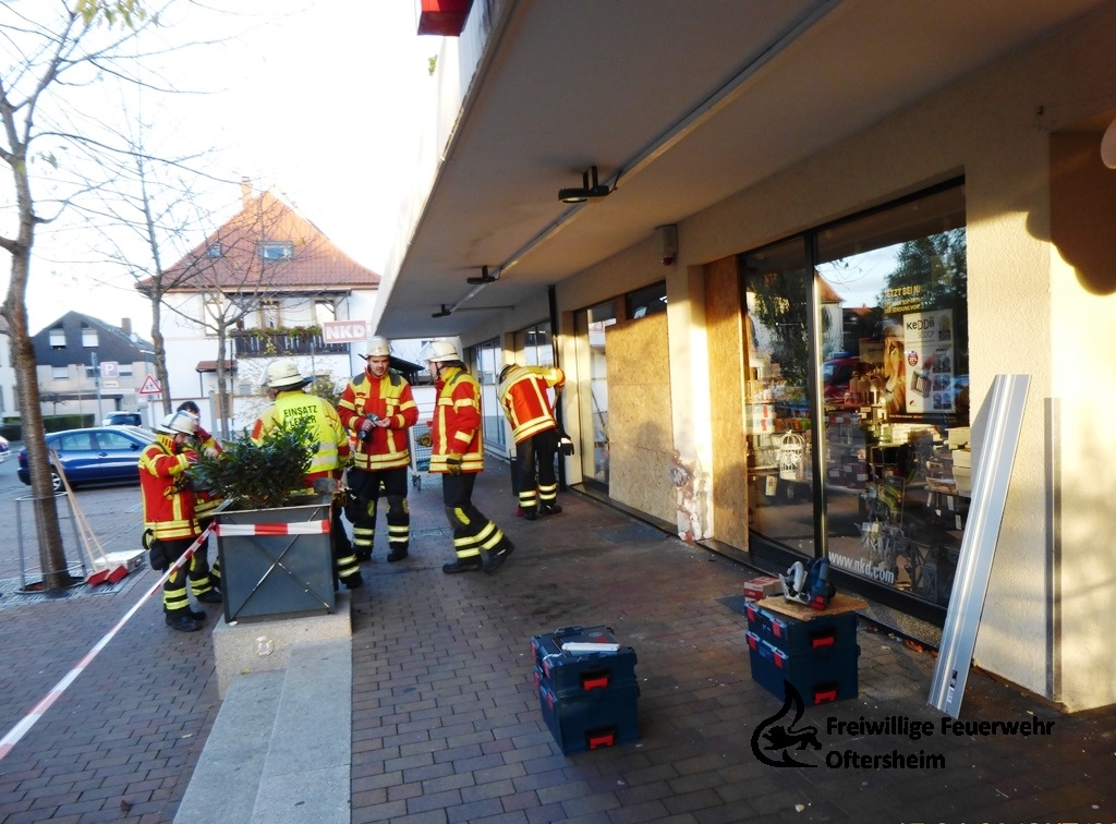 PKW in Ladenzeile 29.10.2017 FFO6.JPG
