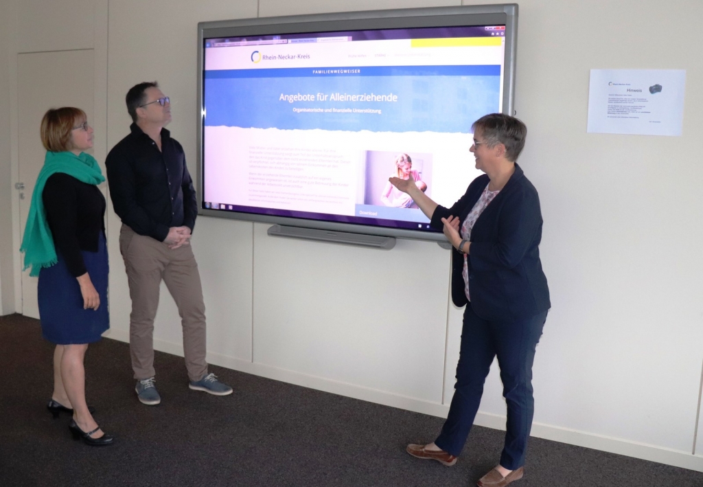 Unter anderem über das Angebot für Alleinerziehende im Rhein-Neckar-Kreis informiert die neue Website www.familienwegweiser-rnk.de. Die Leiterin des Kreisjugendamtes, Susanne Keppler (rechts), Martina Zimmermann (links) und Jürgen Schwarz, Jugendamt im Landratsamt Rhein-Neckar-Kreis, stellten die neue Homepage offiziell vor. Bild: Landratsamt RNK.jpg Unter anderem über das Angebot für Alleinerziehende im Rhein-Neckar-Kreis informiert die neue Website www.familienwegweiser-rnk.de. Die Leiterin des Kreisjugendamtes, Susanne Keppler (rechts), Martina Zimmermann (links) und Jürgen Schwarz, Jugendamt im Landratsamt Rhein-Neckar-Kreis, stellten die neue Homepage offiziell vor. Bild: Landratsamt RNK.jpg