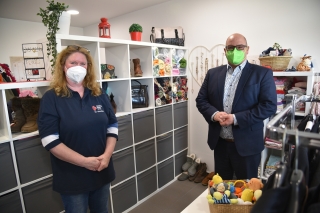 Bürgermeister Jens Geiß stattete der neuen Kleiderstube des DKR im Rettungszentrum und der Leiterin Jutta Gerstel-Gashi einen Besuch ab. Bürgermeister Jens Geiß stattete der neuen Kleiderstube des DKR im Rettungszentrum und der Leiterin Jutta Gerstel-Gashi einen Besuch ab.