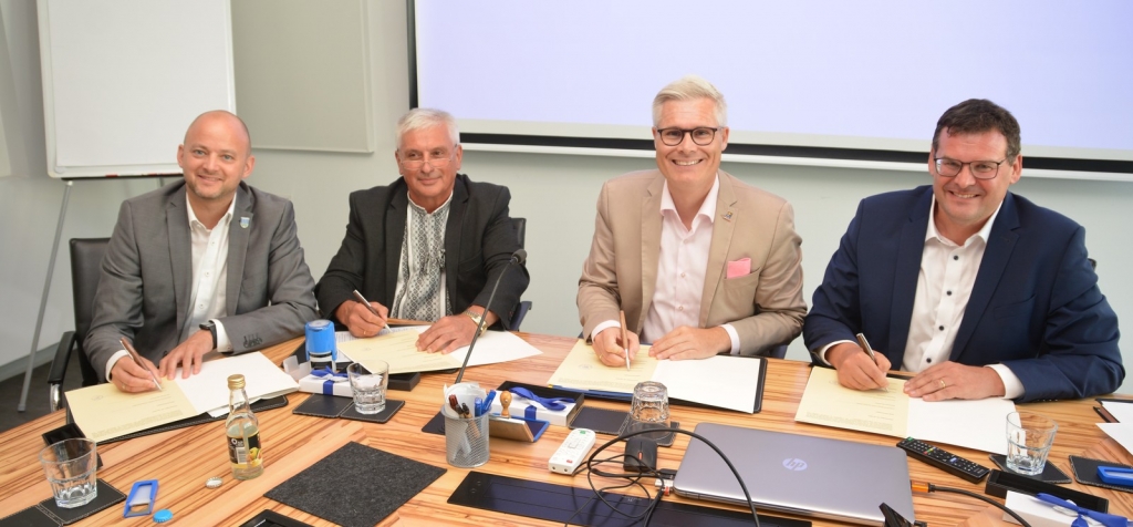 Unterzeichnung der Partnerschaftsurkunde. Vlnr: Bürgermeister Pascal Seidel, Bürgermeister Valentyn Bryhynets, Bürgermeister Matthias Steffan, Bürgermeister Nils Drescher (Bild: Gemeinde Plankstadt) Unterzeichnung der Partnerschaftsurkunde. Vlnr: Bürgermeister Pascal Seidel, Bürgermeister Valentyn Bryhynets, Bürgermeister Matthias Steffan, Bürgermeister Nils Drescher (Bild: Gemeinde Plankstadt)