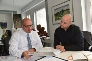 Bürgermeister Jens Geiß führt seinen Nachfolger Pascal Seidel in die Amtsgeschäfte ein. Bürgermeister Jens Geiß führt seinen Nachfolger Pascal Seidel in die Amtsgeschäfte ein.