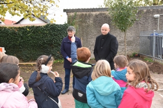 Ein Apfelbaum auf dem Schulhof: Kommissarische Schulleiterin Ines Hieltscher, Bürgermeister Pascal Seidel mit Schulkindern Ein Apfelbaum auf dem Schulhof: Kommissarische Schulleiterin Ines Hieltscher, Bürgermeister Pascal Seidel mit Schulkindern