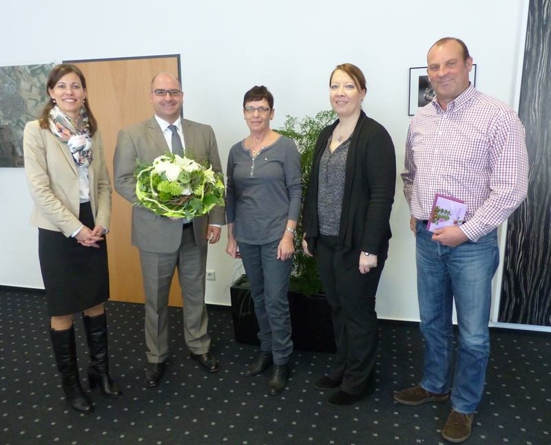 vlnr: Isabel Heider, Bürgermeister Jens Geiß, Christina Bolzmann, Mirjam Beckmann, Thomas Kobbert vlnr: Isabel Heider, Bürgermeister Jens Geiß, Christina Bolzmann, Mirjam Beckmann, Thomas Kobbert