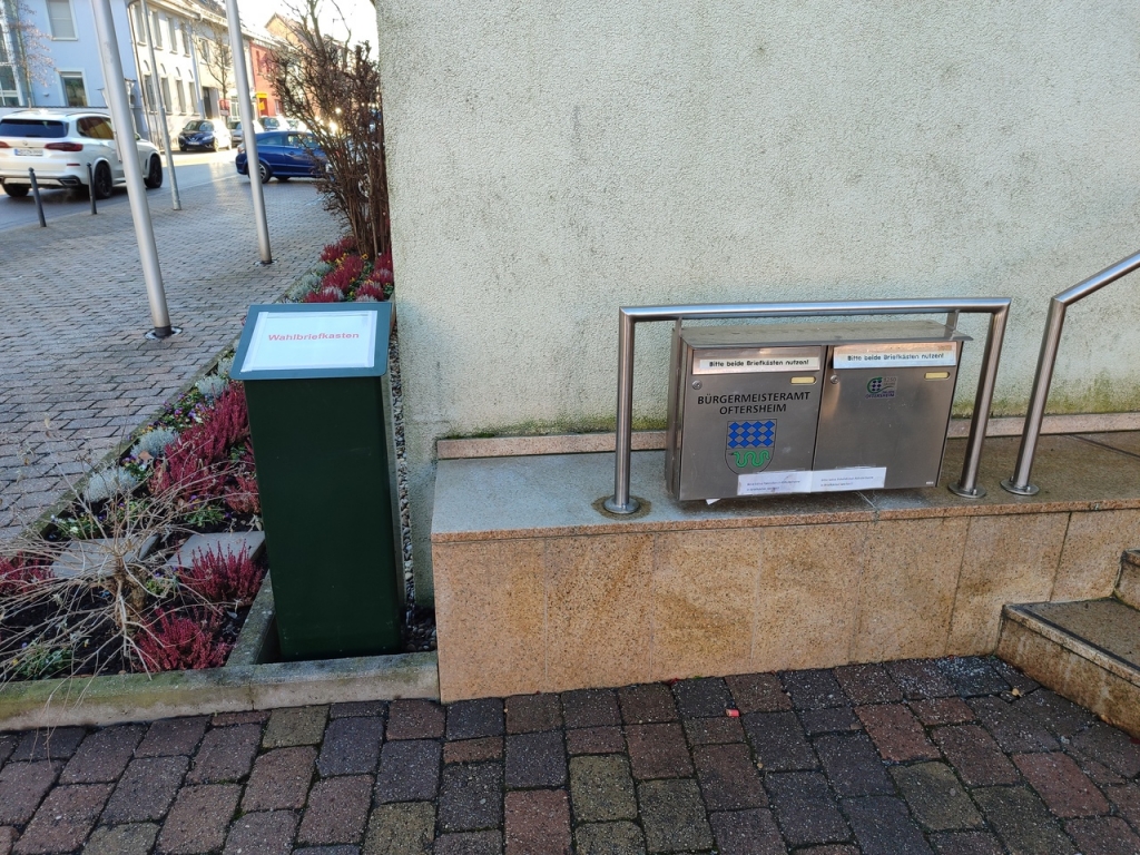 Grüner Wahlbriefkasten am Rathaus.jpg Grüner Wahlbriefkasten am Rathaus.jpg