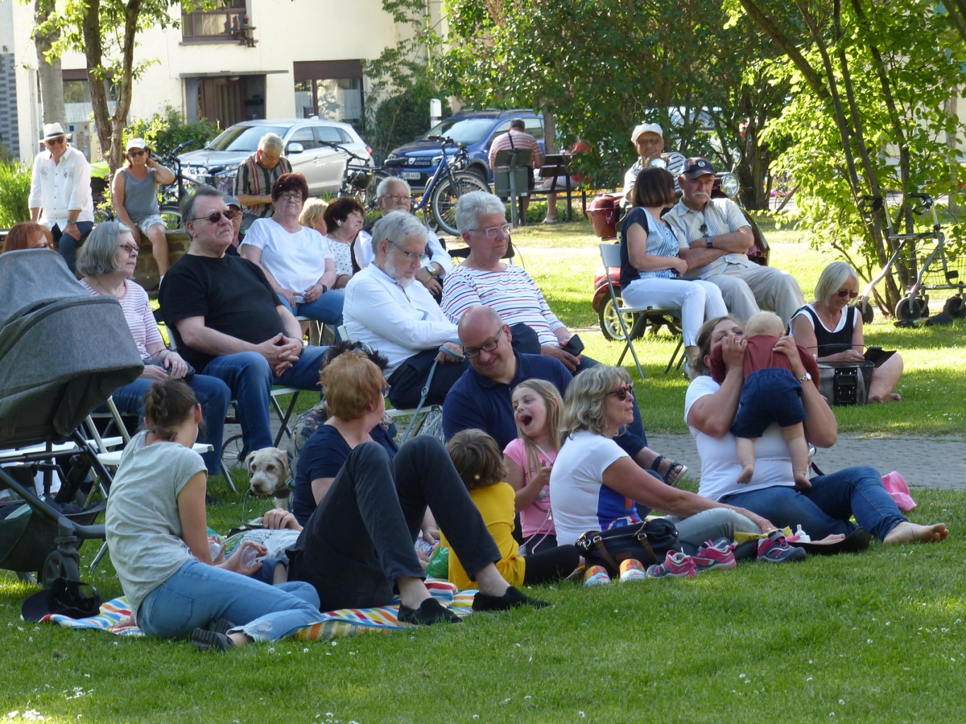  Bürgerinnen und Bürger genießen das sonnige Wetter bei „Musik im Park