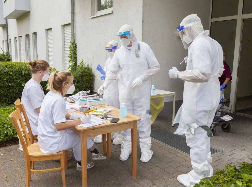 Beispielbild; Tester in Schutzanzügen vor einem Pflegeheim; Quellen: GRN/RNK Beispielbild; Tester in Schutzanzügen vor einem Pflegeheim; Quellen: GRN/RNK