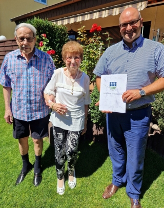 Bürgermeister Jens Geiß (r.) gratulierte dem Ehepaar Kuppelmaier anlässlich ihrer Gnadenhochzeit (Foto: Gemeinde). Bürgermeister Jens Geiß (r.) gratulierte dem Ehepaar Kuppelmaier anlässlich ihrer Gnadenhochzeit (Foto: Gemeinde).