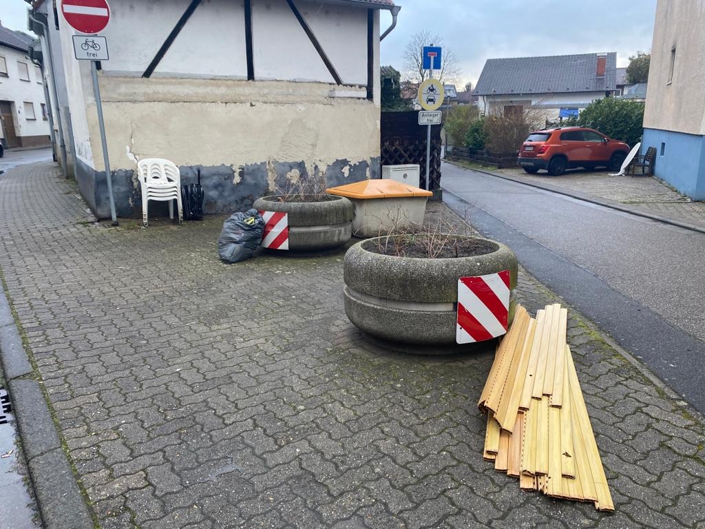 Sperrmüll auf Gemeindefläche Sperrmüll auf Gemeindefläche