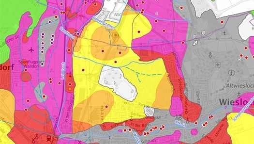 Kartenausschnitt mit veranschlagter Cadmium-Belastung im Bereich Walldorf/Wiesloch. Die Gehalte sind überwiegend „sehr hoch“ (rot), „äußerst hoch“ (pink) oder „am höchsten“ (grau). Kartenausschnitt mit veranschlagter Cadmium-Belastung im Bereich Walldorf/Wiesloch. Die Gehalte sind überwiegend „sehr hoch“ (rot), „äußerst hoch“ (pink) oder „am höchsten“ (grau).