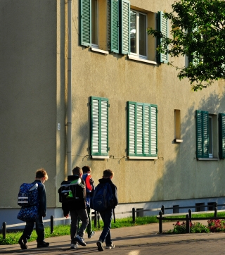 Kinder auf dem Schulweg (Symbolbild) Kinder auf dem Schulweg (Symbolbild)