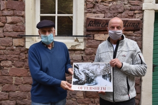 Wolfgang Deinert und Dieter Burkard präsentieren den neuen HuKO Jahreskalender. Wolfgang Deinert und Dieter Burkard präsentieren den neuen HuKO Jahreskalender.
