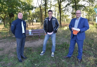 Stehen vor der gespendeten Sitzbank: (vl) R. Schulz, Dr. R. Ullmann, Bürgermeister J. Geiß Stehen vor der gespendeten Sitzbank: (vl) R. Schulz, Dr. R. Ullmann, Bürgermeister J. Geiß