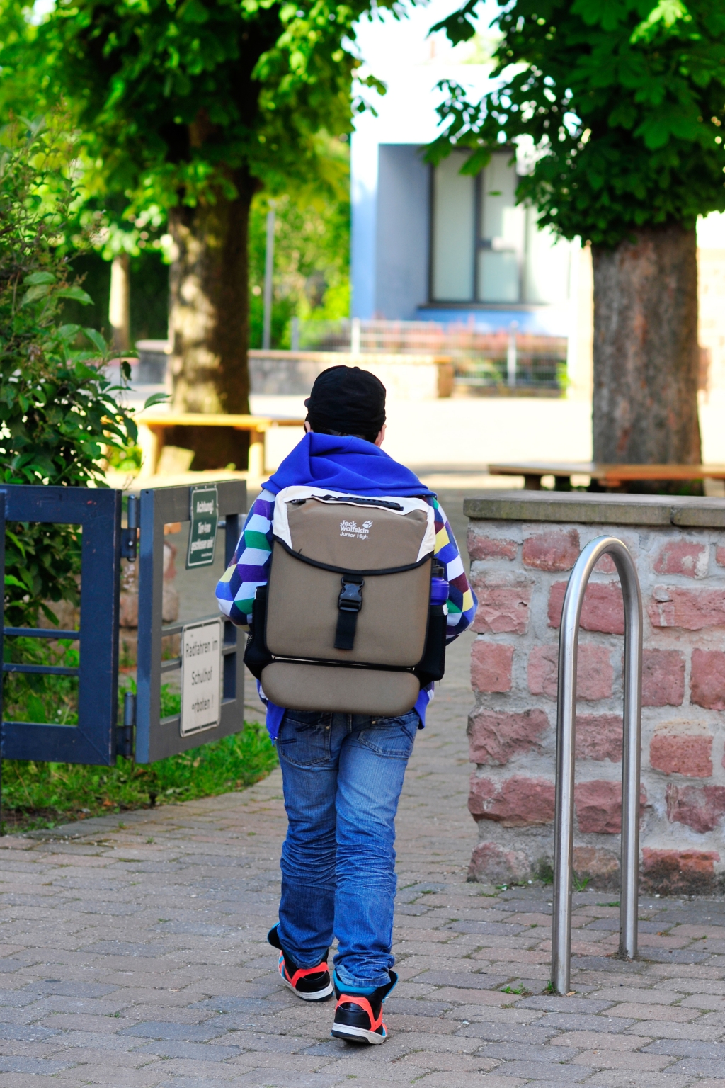 Schulkind auf dem Weg zur Schule Schulkind auf dem Weg zur Schule