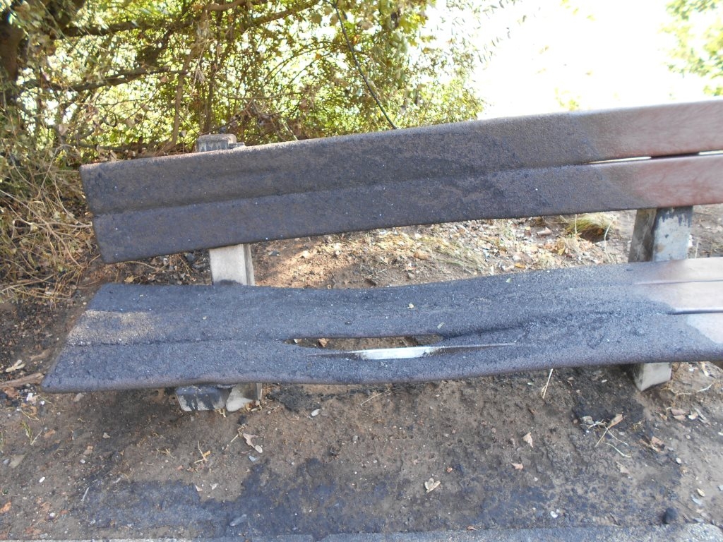 angebrannte Sitzbank bei Skateranlage.JPG angebrannte Sitzbank bei Skateranlage.JPG