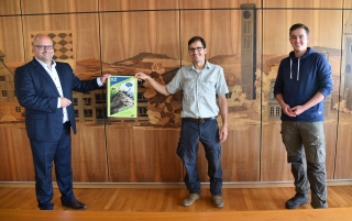 Vlnr: Bürgermeister Jens Geiß, Forstbezirksleiter Philipp Schweigler, Waldpädagoge Christopher Schierk Vlnr: Bürgermeister Jens Geiß, Forstbezirksleiter Philipp Schweigler, Waldpädagoge Christopher Schierk