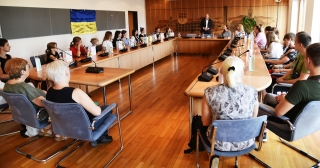 Die Kinder und Jugendlichen aus dem ukrainischen Kozelets werden im Rathaus u.a. von Bürgermeister Pascal Seidel begrüßt. Die Kinder und Jugendlichen aus dem ukrainischen Kozelets werden im Rathaus u.a. von Bürgermeister Pascal Seidel begrüßt.