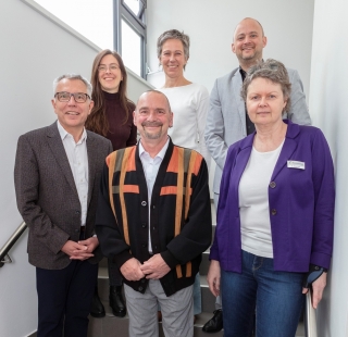 v. l..: Landrat Stefan Dallinger, Anita Lohrmann (1a Zugang Beratungsgesellschaft mbH), Werner Zieger (Sprecher Inklusionsbeirat), Alexandra Kaufmann (Projektleitung Akademie der Hofgut Himmelreich), Pascal Seidel (Bürgermeister Oftersheim), Silke Ssymank (Kommunale Behindertenbeauftragte). Foto Landratsamt Rhein-Neckar-Kreis v. l..: Landrat Stefan Dallinger, Anita Lohrmann (1a Zugang Beratungsgesellschaft mbH), Werner Zieger (Sprecher Inklusionsbeirat), Alexandra Kaufmann (Projektleitung Akademie der Hofgut Himmelreich), Pascal Seidel (Bürgermeister Oftersheim), Silke Ssymank (Kommunale Behindertenbeauftragte). Foto Landratsamt Rhein-Neckar-Kreis