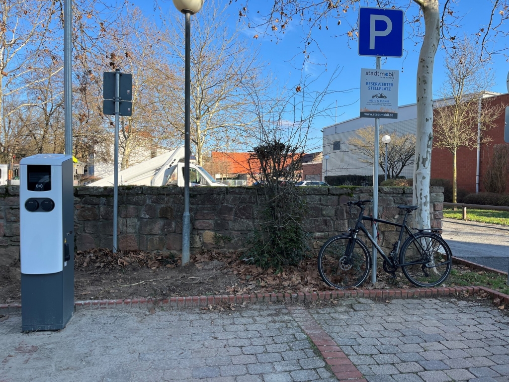 Die neue Ladesäule in der Freiherr vom Stein Straße Die neue Ladesäule in der Freiherr vom Stein Straße