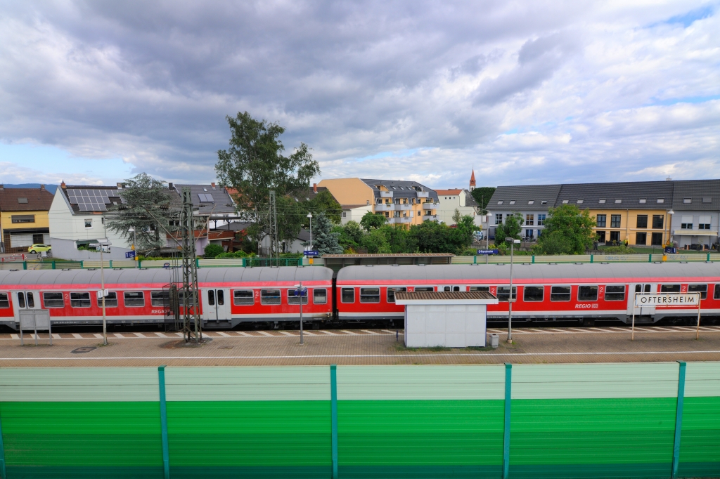 Blick auf einen Zug am Oftersheimer Bahnhof Blick auf einen Zug am Oftersheimer Bahnhof