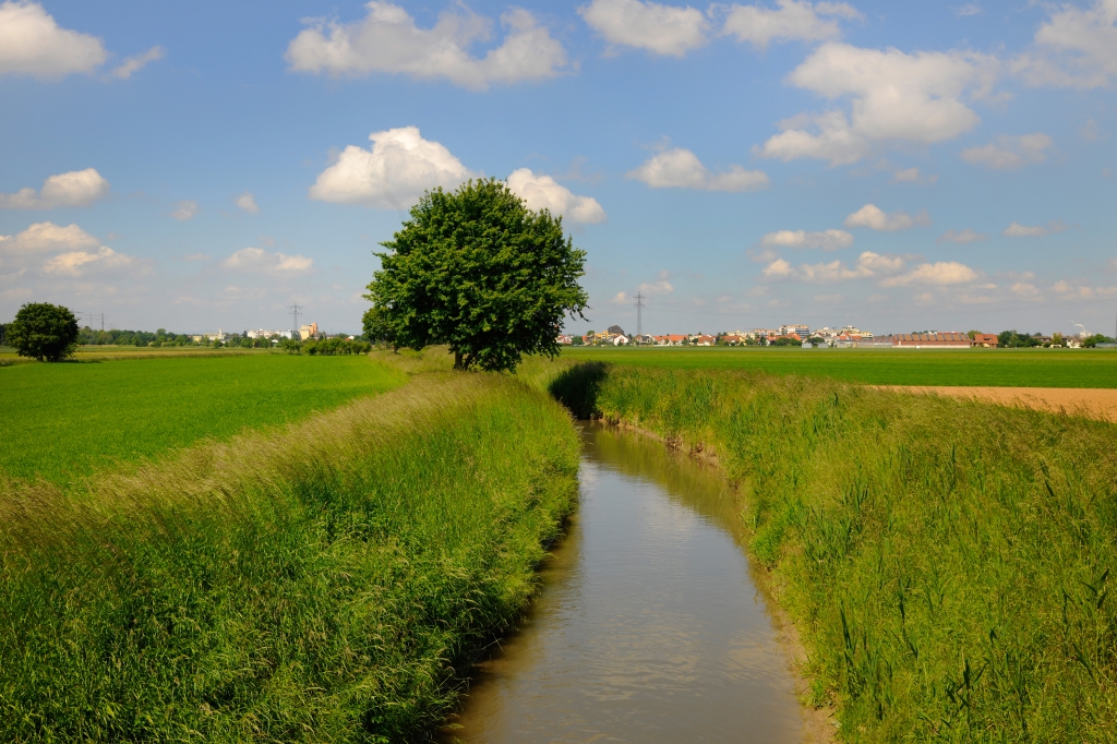 Foto vom Leimbach mit Blick auf Oftersheim Foto vom Leimbach mit Blick auf Oftersheim