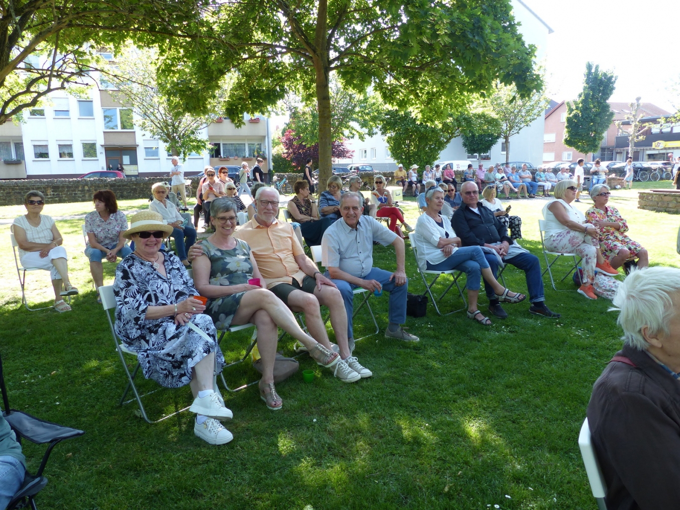 Bürgerinnen und Bürger genießen das sonnige Wetter bei „Musik im Park