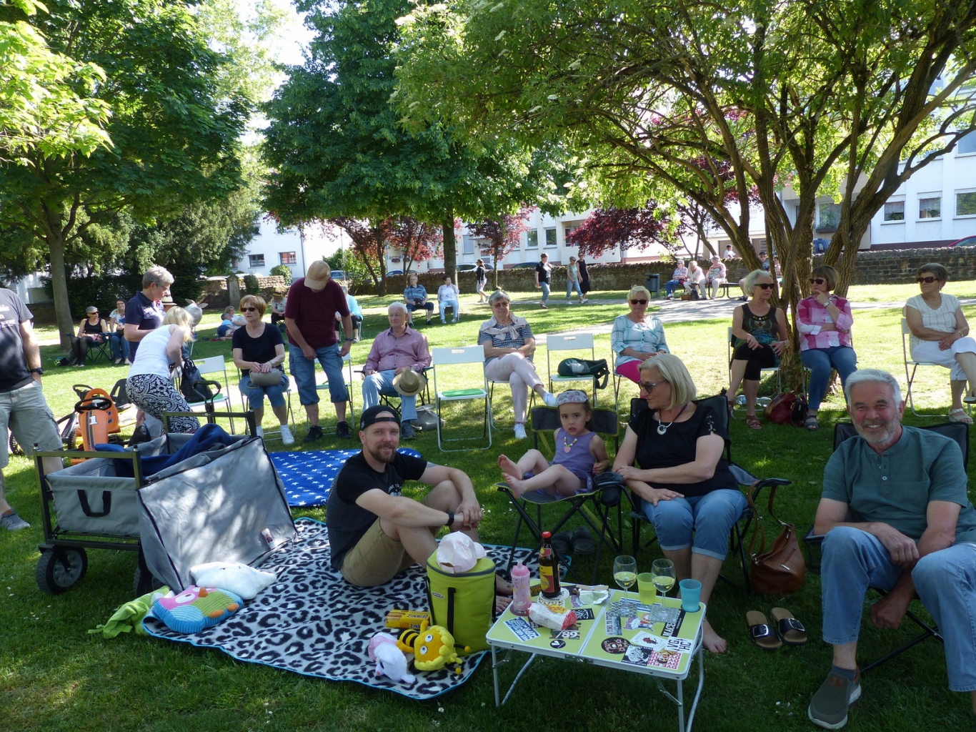  Bürgerinnen und Bürger genießen das sonnige Wetter bei „Musik im Park