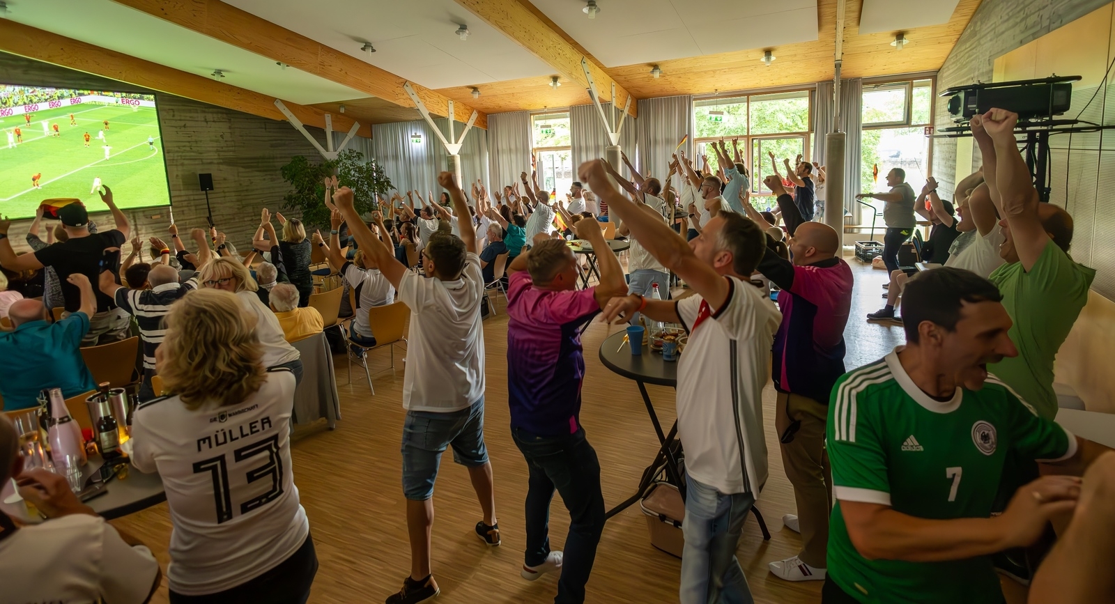 Große Begeisterung beim EM-Spiel Deutschland - Spanien im Evangelischen Gemeindesaal, als ein Tor für Deutschland fiel.