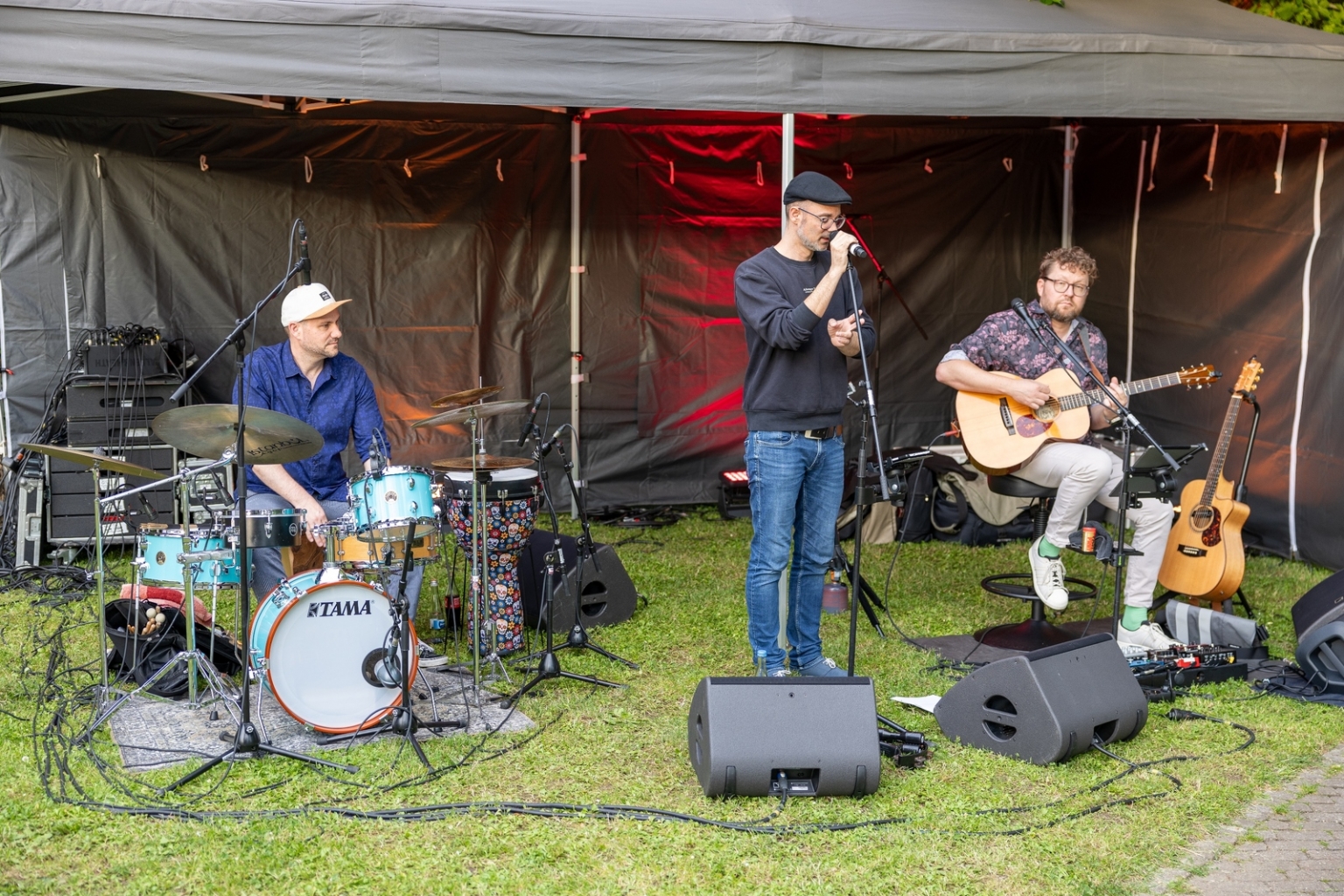 Das musikalische Trio in Nahaufnahme.