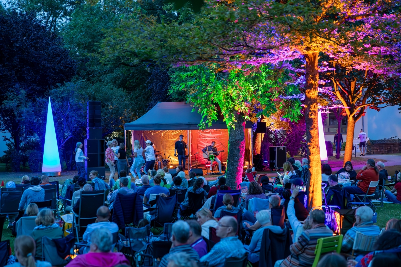 Das Trio Buchta, Nessel und Steegmüller unterhält die Besucher*innen im Gemeindepark mit seiner Musik.