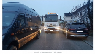 Ein Müllfahrzeug kommt nicht zwischen zwei gegenüber stehenden Fahrzeugen durch. Foto: AVR Kommunal. Ein Müllfahrzeug kommt nicht zwischen zwei gegenüber stehenden Fahrzeugen durch. Foto: AVR Kommunal.
