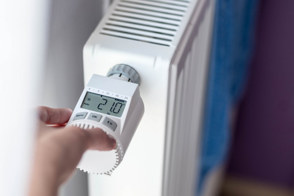 Mit programmierbaren Thermostatventilen lassen sich verschiedene Heizzeiten und die Temperatur genau einstellen. Das spart Energie und Kosten. Foto: KEA Mit programmierbaren Thermostatventilen lassen sich verschiedene Heizzeiten und die Temperatur genau einstellen. Das spart Energie und Kosten. Foto: KEA
