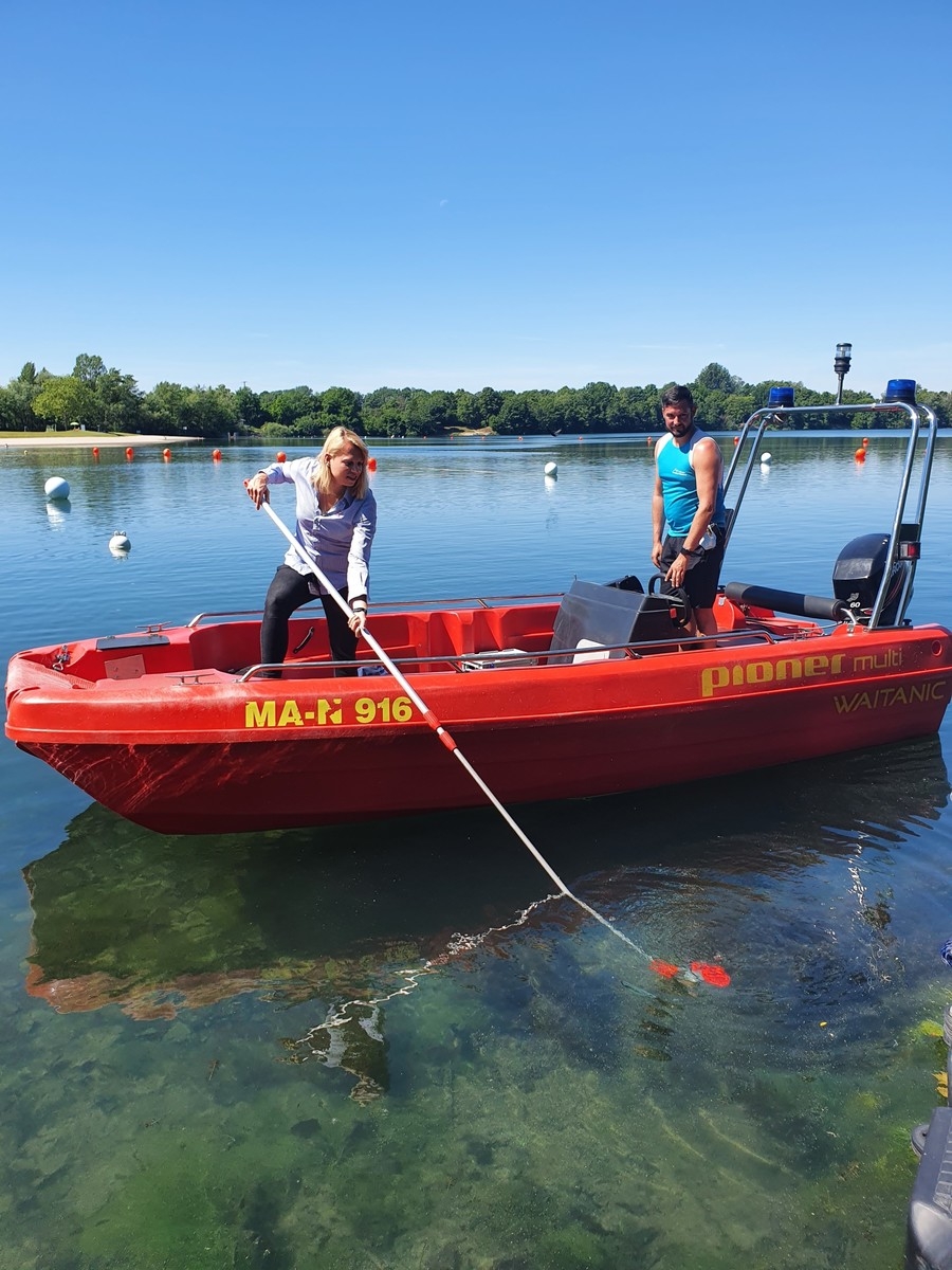 Hygienekontrolleurin Sarah-Vanessa Samuelsen mit Schwimmmeister Markus Hester bei der Entnahme einer Wasserprobe am Weinheimer Waidsee. (Foto: Landratsamt Rhein-Neckar-Kreis/Archivbild aus 2021) Hygienekontrolleurin Sarah-Vanessa Samuelsen mit Schwimmmeister Markus Hester bei der Entnahme einer Wasserprobe am Weinheimer Waidsee. (Foto: Landratsamt Rhein-Neckar-Kreis/Archivbild aus 2021)