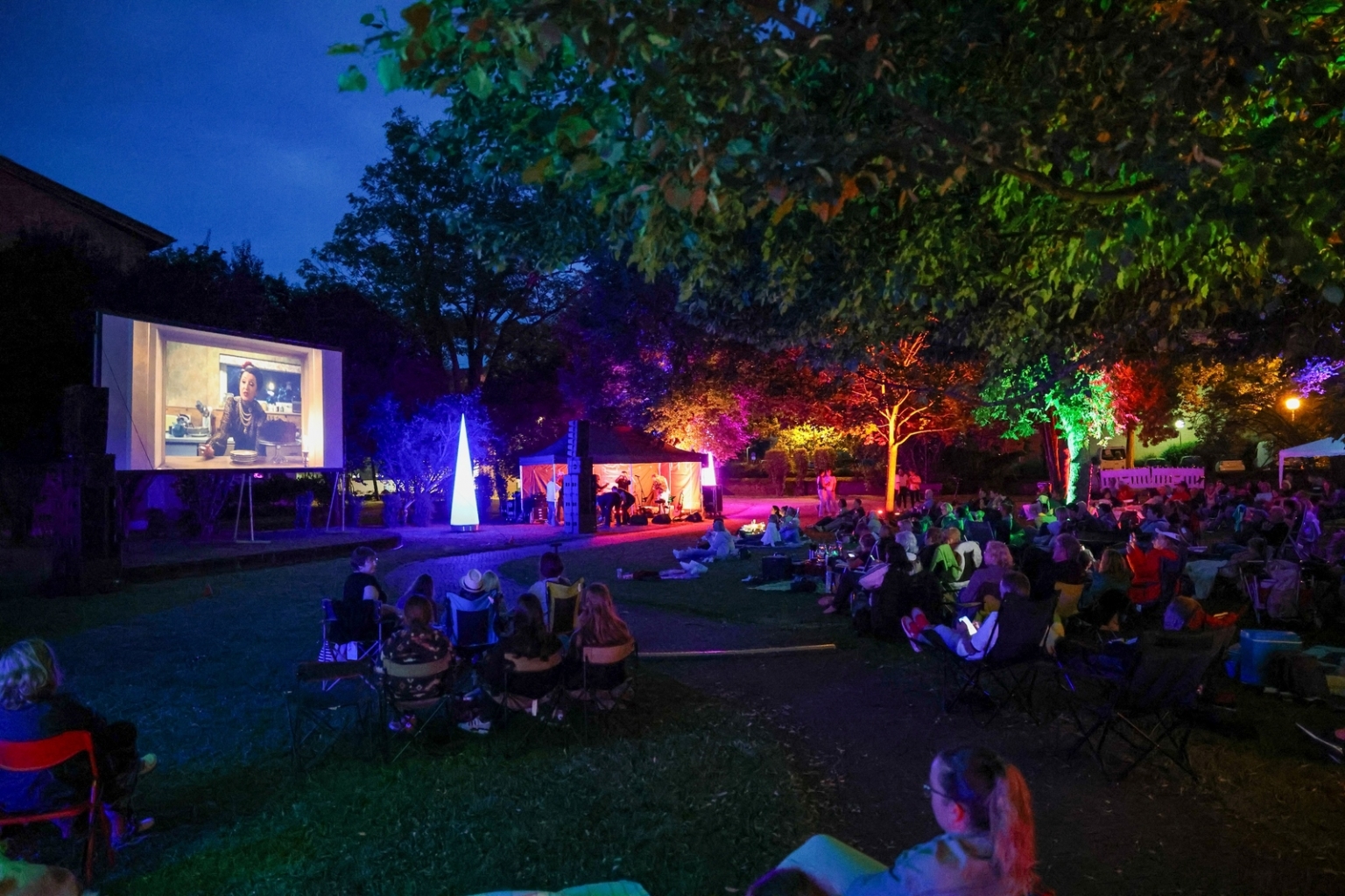 Wunderbare Stimmung im Gemeindepark - mit Einbruch der Dunkelheit begann der Kinofilm.
