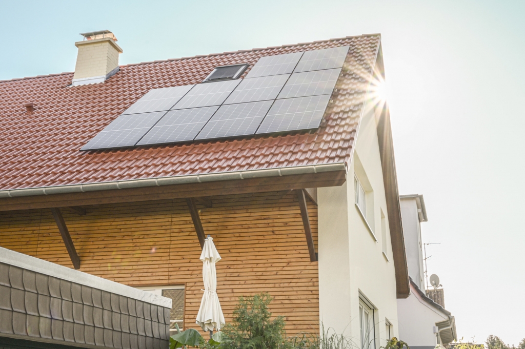 Eine PV-Anlage auf einem Hausdach. Bildnachweis: Gülay Keskin Eine PV-Anlage auf einem Hausdach. Bildnachweis: Gülay Keskin