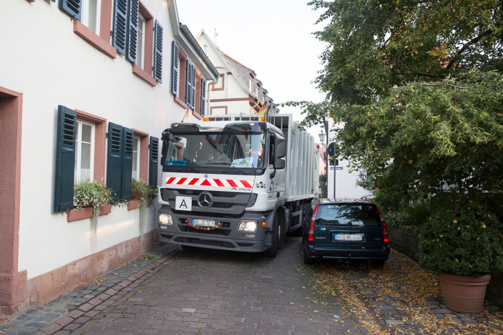 Falschparker behindern die Müllabfuhr.(Foto AVR) Falschparker behindern die Müllabfuhr.(Foto AVR)