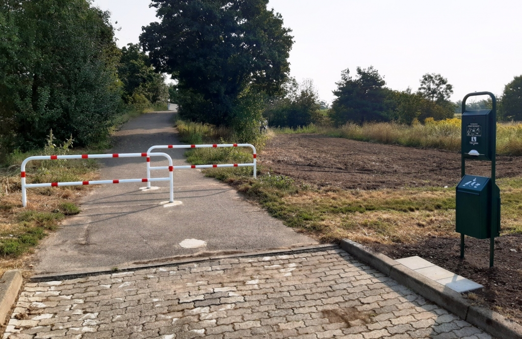 Neue Hundetoilette in der Hardtwaldsiedlung an der Fußgängerbrücke über die B 291. Neue Hundetoilette in der Hardtwaldsiedlung an der Fußgängerbrücke über die B 291.