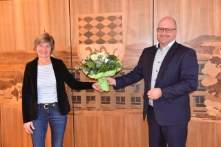 Jutta Kobbert mit Bürgermeister Jens Geiß - nur für das Foto ohne Maske, aber mit Abstand Jutta Kobbert mit Bürgermeister Jens Geiß - nur für das Foto ohne Maske, aber mit Abstand