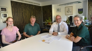 Gemeindewald-Revierförster Robert Lang stattete gemeinsam mit Ulrike Riedl und Nina Stadtmüller von der Landesforstverwaltung in dieser Woche Bürgermeister Jens Geiß einen Besuch ab. Gemeindewald-Revierförster Robert Lang stattete gemeinsam mit Ulrike Riedl und Nina Stadtmüller von der Landesforstverwaltung in dieser Woche Bürgermeister Jens Geiß einen Besuch ab.