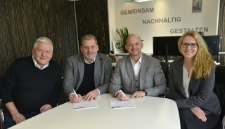 Stimplin/Obere Hardtlache: Erschließungsvertrag unterzeichnet. Vlnr: Wolfgang Siedlersleben, Frank Tarnowski, Bürgermeister Pascal Seidel, Bauamtsleiterin Susanne Barisch Stimplin/Obere Hardtlache: Erschließungsvertrag unterzeichnet. Vlnr: Wolfgang Siedlersleben, Frank Tarnowski, Bürgermeister Pascal Seidel, Bauamtsleiterin Susanne Barisch